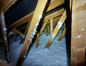 Zateplení stropu rodinného domu pomocí foukané izolace